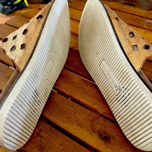 Diba True Fast Trak Slide Sandals in Gold Metallic Leather are a Size 7.5. EUC - Picture 8 of 8